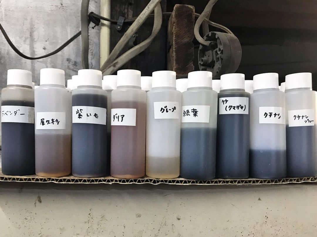 倉岡晋也のインスタグラム：「Awesome ✔︎ Natural dyeing factory in Tokyo I touched deep craftsmanship 染めの工場を視察 江戸染物の歴史とプロレス 日本のアパレルが抱えてる問題 沢山の事を教えて頂きました 高校の教科書にも載っている社長さんのお話に、納得と感動 … 写真は染めに使う材料 生産背景のバックグラウンド知ること伝えること… 考えること実行すること… ありがとうございました！ この日の墨田区暑かったなー #東炊き染め #tokyo」