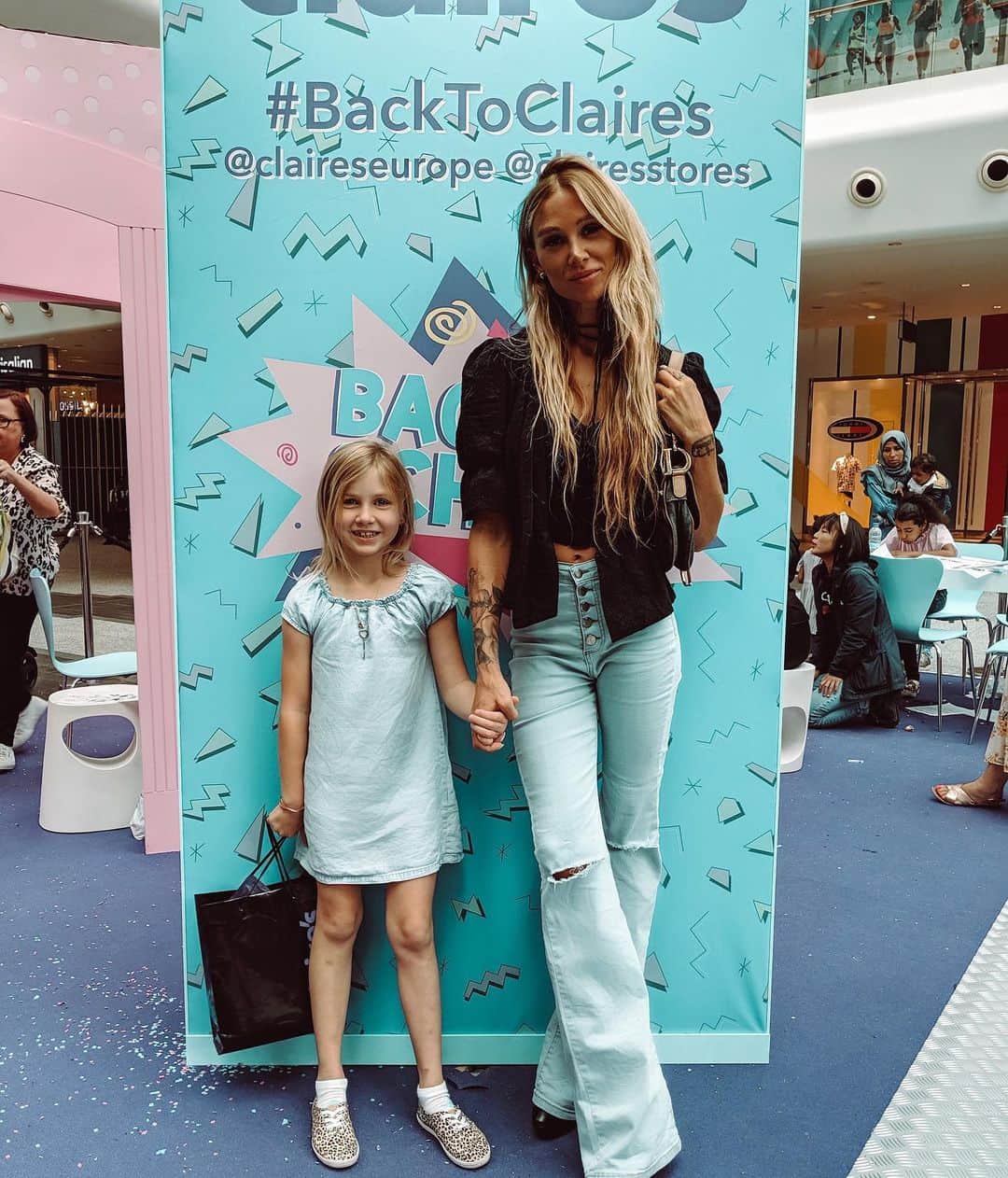 ルー・ティーズデールのインスタグラム：「#backtoclaires with @claireseurope @clairesstores 💞」