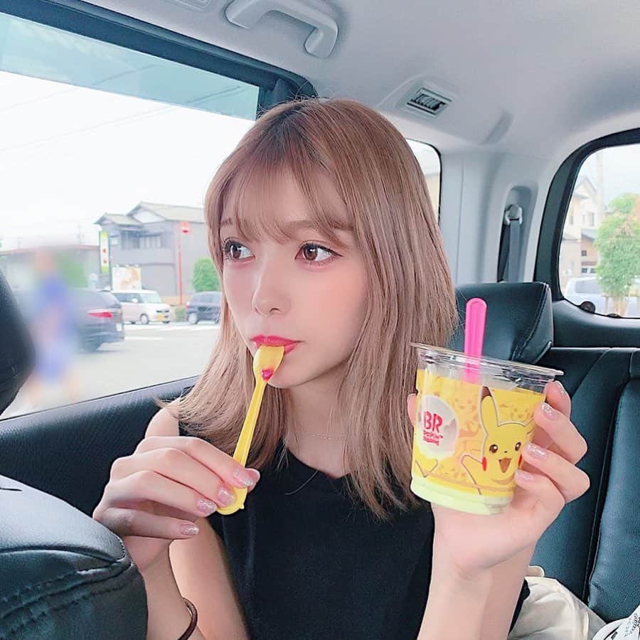 のインスタグラム：「みんなは何味派？🍦 . 最近サーティーワンばっか食べてる🍦 . いつもはポッピングシャワーだけど今日はなんとなくマスクメロン味にしたらとてもタイプの味だった、、！美味しい、、！これからその２つのダブルだな😗笑 . . #サーティーワン #甘いもの大好き #アイトの好みはまやそっくり」