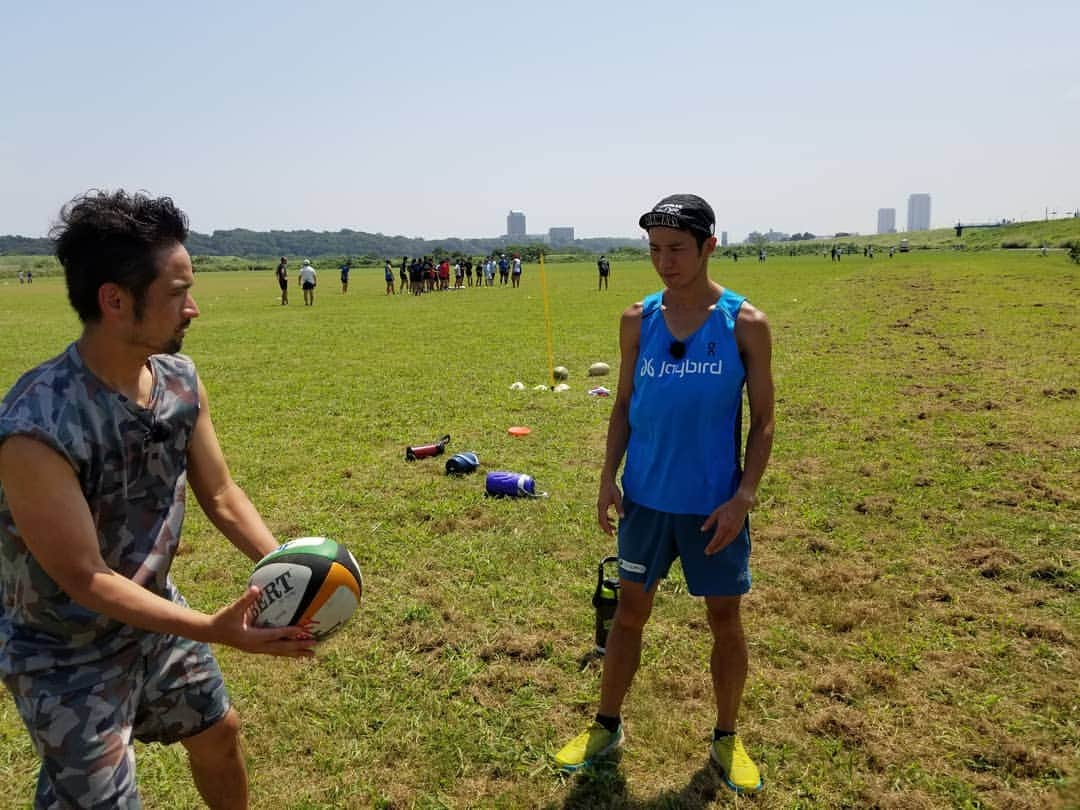 宇野けんたろうさんのインスタグラム写真 - (宇野けんたろうInstagram)「朝練習.Run10km+100m×3本！！ 練習終わりで番組ロケでした。今日は猛烈な暑さの中でラグビーをしました。いやーすごかった！！！ 夜練習.Run10km！！今日も二部練習でしたなー。 金曜日は「渋谷のラジオ」に出演しました。ラジオは楽しいよなー。  #Jaybird #イトイエックス #ゲルサポ #マラソン #マラソン大会 #ランニング #ジョギング #走る #アスリート #芸人」8月17日 23時10分 - unokentarorun