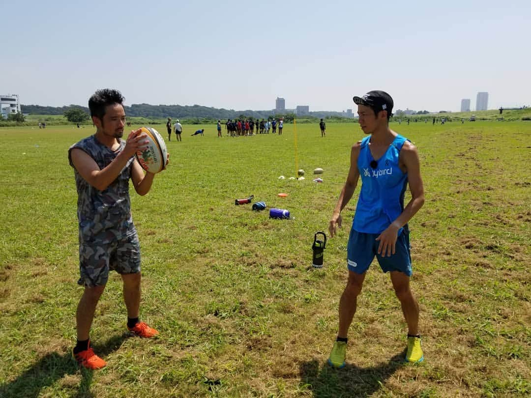 宇野けんたろうさんのインスタグラム写真 - (宇野けんたろうInstagram)「朝練習.Run10km+100m×3本！！ 練習終わりで番組ロケでした。今日は猛烈な暑さの中でラグビーをしました。いやーすごかった！！！ 夜練習.Run10km！！今日も二部練習でしたなー。 金曜日は「渋谷のラジオ」に出演しました。ラジオは楽しいよなー。  #Jaybird #イトイエックス #ゲルサポ #マラソン #マラソン大会 #ランニング #ジョギング #走る #アスリート #芸人」8月17日 23時10分 - unokentarorun