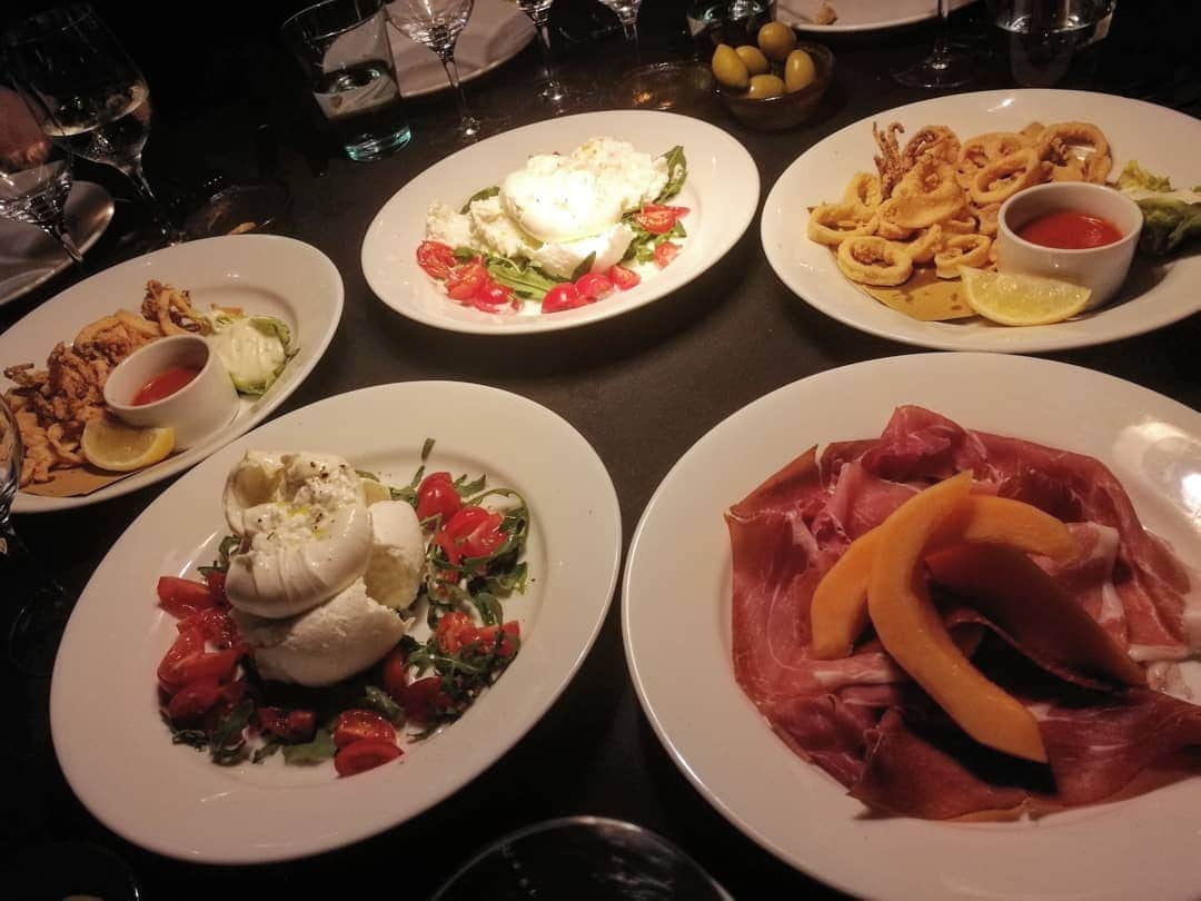 のインスタグラム：「DinnerはVictoria駅近くのイタリアンへ！ 大人7人で色々シェア🍴 最高に美味しいボンゴレに出会った💞 今までボンゴレを甘く見てたよ… ボンゴレ好きな人に行って欲しい(笑) その他、ぜーんぶ美味しかった🤩  #santini #victoria #london #ロンドン #ロンドングルメ #italian #イタリアン #ボンゴレ #イギリス #pasta #パスタ」