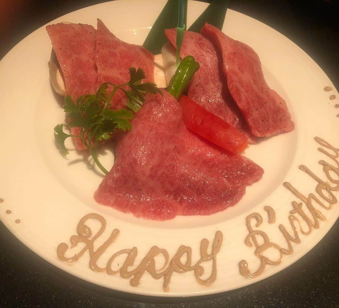 鈴木奈々さんのインスタグラム写真 - (鈴木奈々Instagram)「今日は旦那さんの、 31歳の誕生日です(^-^)♡♡♡ 中学生の時に出会って、 同じクラスメイトでした♡♡ 20歳になった時に付き合って、 ５年間お付き合いをして、 25歳で結婚しました♡♡♡ 今は2人とも31歳になりました♡♡ 付き合った時から変わらず、 ずっとずっと優しい旦那さんが大好きです♡♡ 今日は旦那さんが焼肉食べたいって言ったから、 平城苑に焼肉を食べに行きました♡♡♡ 喜んでくれて良かった(^_−)−☆ #旦那さんの誕生日  #尊敬してます #出会えてよかった」8月17日 23時16分 - nana_suzuki79