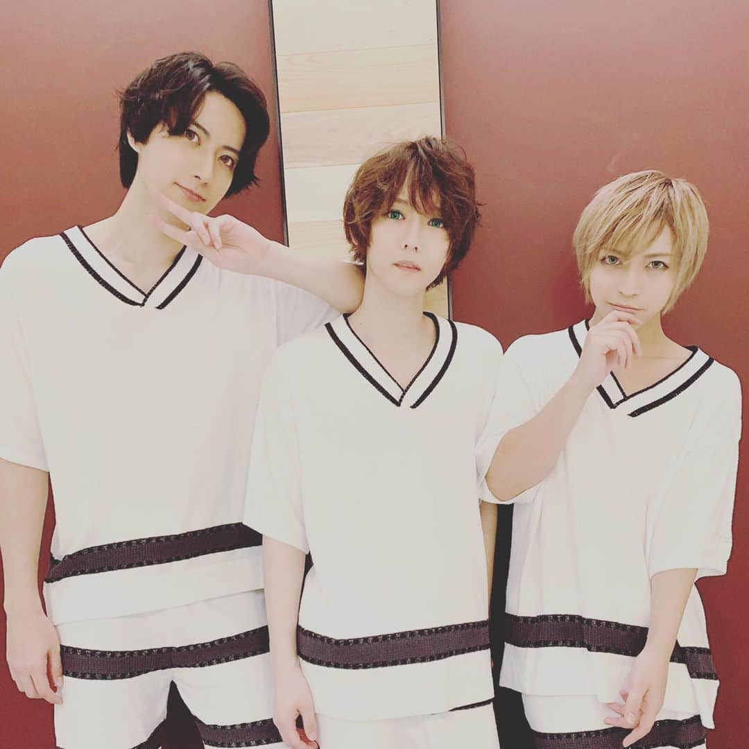 櫻井圭登のインスタグラム：「スタミュミュ3、初日の幕を開け 5日目が終了致しました。  皆様の笑顔が拍手が 何よりの幸せでございます。  これからも辰己として自分に出来るを 全てぶつけていきます。  せいじさんと翔ちゃんと お揃いの服で楽屋を過ごしています(^ ^) 嬉しいなーー(*´-`) ㅤㅤㅤㅤㅤㅤㅤㅤㅤㅤㅤㅤㅤ  明日もスターオブスターな公演を。」
