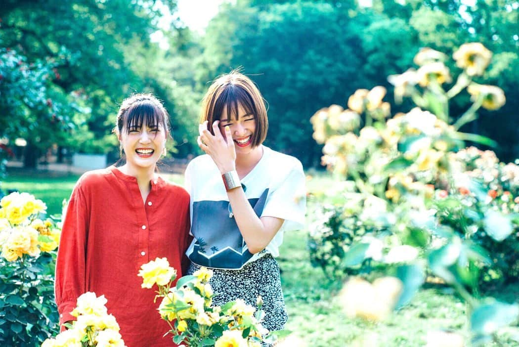 佐藤栞里さんのインスタグラム写真 - (佐藤栞里Instagram)「. 発売中のMORE9月号より🌻 "佐藤姉妹の着まわし企画" 誌面には載せきれなかった写真と オフショットをこちらに😊❣️ ありさのことを眺めていると、 なんだかこちらまでゆるゆる笑顔に なっちゃうよなあ☺️☘️ #もうすぐ10月号が発売されますので #その前にお手に取っていただけたら✨」8月17日 23時23分 - satoshiori727