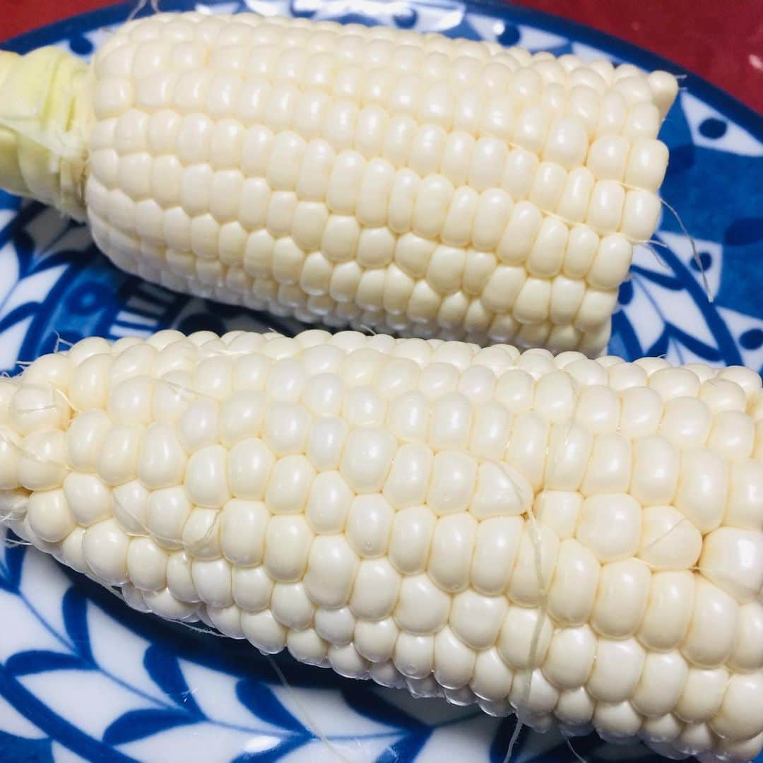 川崎麻世さんのインスタグラム写真 - (川崎麻世Instagram)「朝食に作った、太刀魚の塩焼き、山形のつる菜のおひたし、ゴーヤとトマトの塩昆布サラダ、白瓜の一夜漬け、味噌汁に札幌千歳空港で買った1本500円の白トウモロコシで作ったトウモロコシご飯🌽🍚 昨日スーパーで1本100円で売ってた😂 生で食べると美味いよ😋 あなたもコーンど食べてみてね😋」8月17日 23時18分 - mayokawasaki