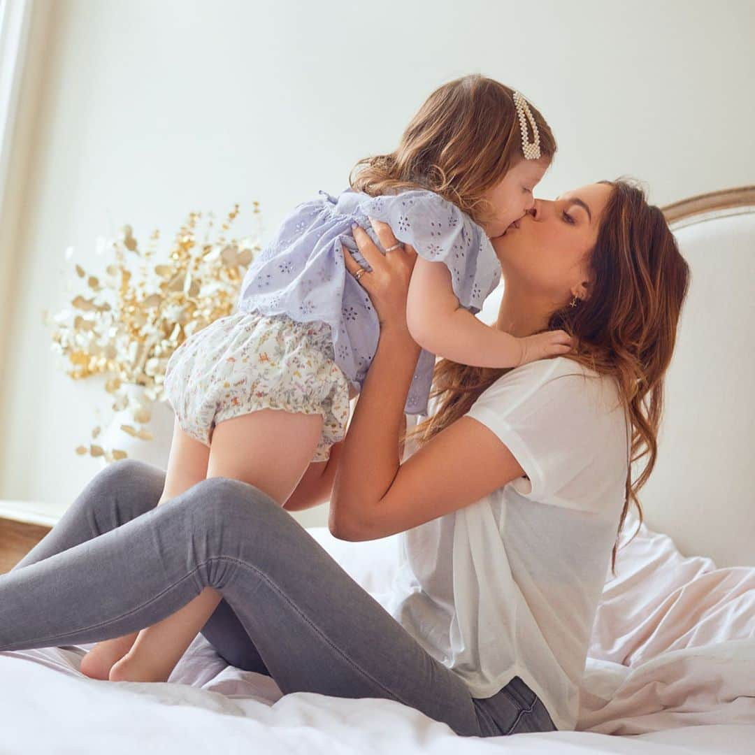 アレクサンドラ・フェルステッドさんのインスタグラム写真 - (アレクサンドラ・フェルステッドInstagram)「AD | Playtime = my favourite time! I'm finding this little one loves to explore and play with everything she can get her hands on at the moment. Anyone else agree that keeping a 2 year old entertained is a full time job in itself?! India's at that age now where she's more aware of what's around her and she's constantly learning and taking everything in. @FisherPrice have launched their new Linkimals toy range to help children to develop through play. it's an added bonus that there are 5 toys in the range, meaning India has plenty to keep her busy!」8月17日 23時19分 - binkyfelstead