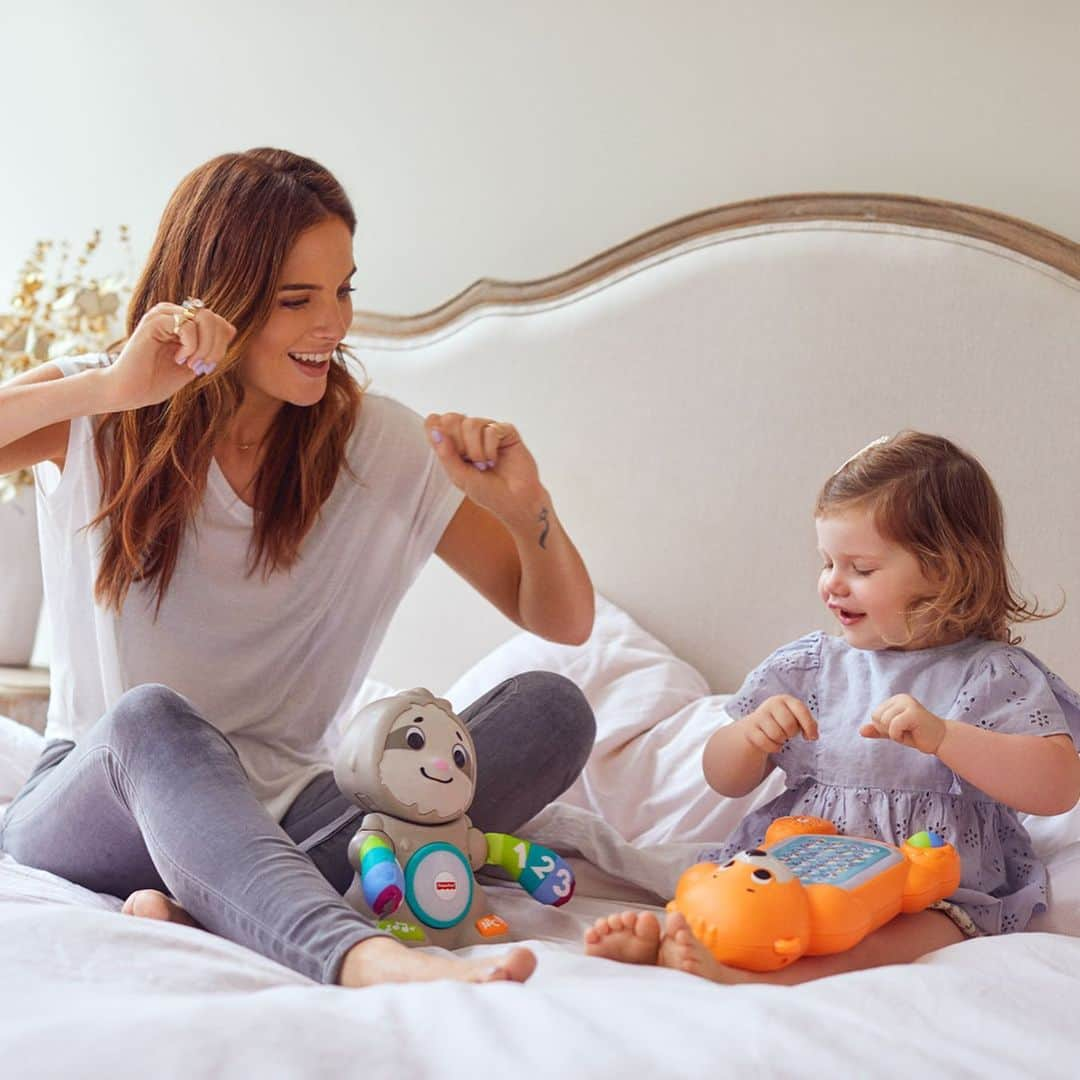 アレクサンドラ・フェルステッドさんのインスタグラム写真 - (アレクサンドラ・フェルステッドInstagram)「AD | Playtime = my favourite time! I'm finding this little one loves to explore and play with everything she can get her hands on at the moment. Anyone else agree that keeping a 2 year old entertained is a full time job in itself?! India's at that age now where she's more aware of what's around her and she's constantly learning and taking everything in. @FisherPrice have launched their new Linkimals toy range to help children to develop through play. it's an added bonus that there are 5 toys in the range, meaning India has plenty to keep her busy!」8月17日 23時19分 - binkyfelstead