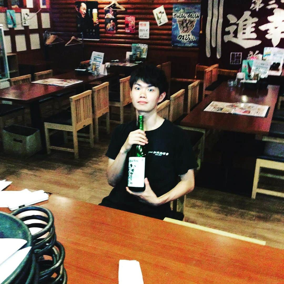 知床漁場寝屋川店さんのインスタグラム写真 - (知床漁場寝屋川店Instagram)「毎度おおきに〜〜知床漁場寝屋川店です✨✨✨ 本日のご来店誠にありがとうございました😊🍻 寝屋川店1番のイケメンスタッフのしんやくんが皆様のお越しを心よりお待ちしております！☺️☺️ ＃寝屋川＃居酒屋＃北海道＃ビール＃日本酒＃イケメン＃駅近＃宴会＃夏#知床」8月17日 23時31分 - shiretoko.neyagawa