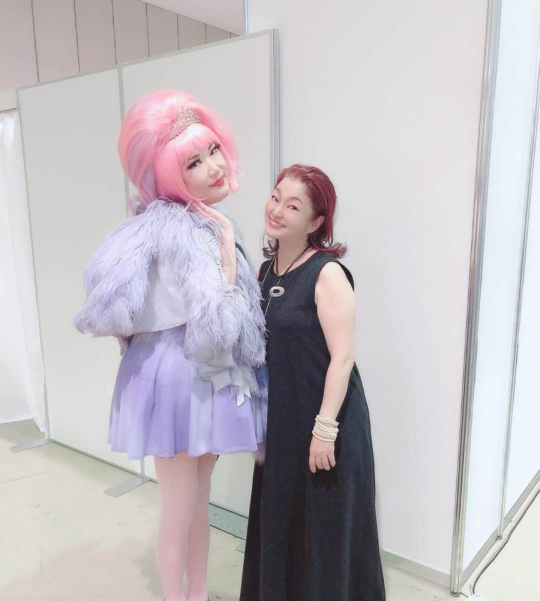 ジュン中山のインスタグラム：「作家の #横森理香 さん。 憧れの作家さんにお会いできて感動しました！凄く嬉しかった！❤️❤️❤️🗽🇺🇸✨ 90年代の作品が大好きです。@rikayokomoriblog @iyashi_fair」