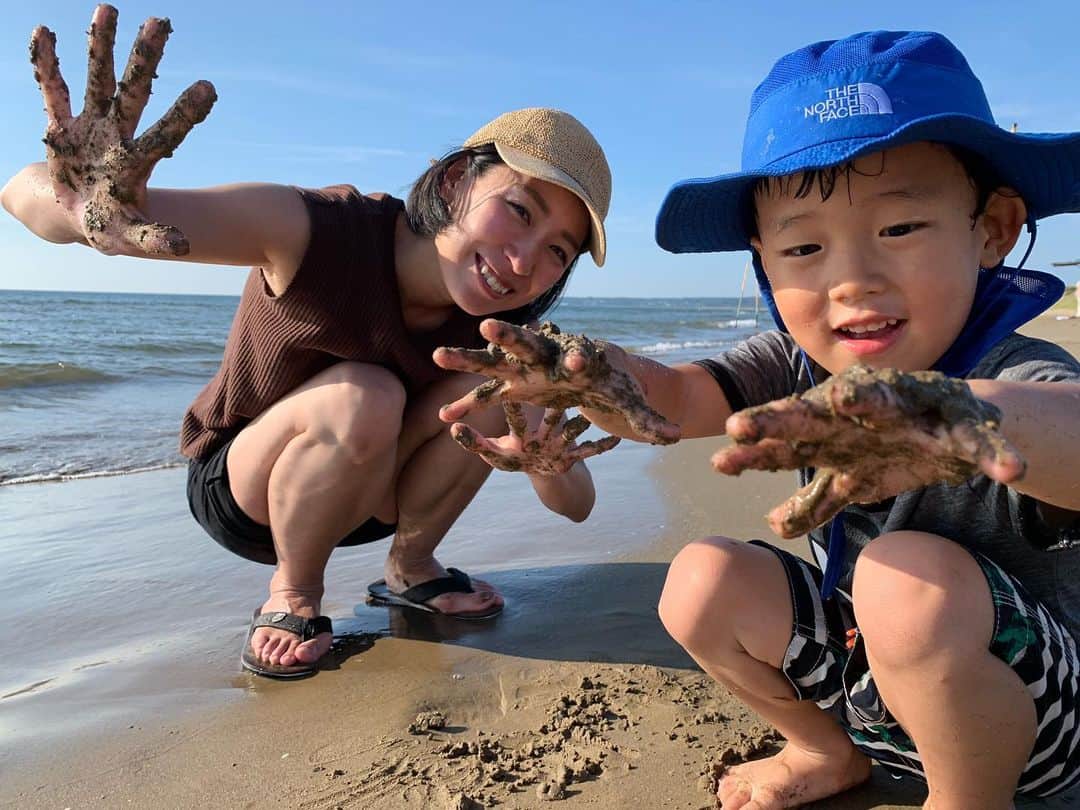 のインスタグラム：「どろんこもへっちゃらだぜ😎﻿ ﻿ #去年まで砂さえも苦手だったとは思えない﻿ #自然派保育園のおかげ﻿ #脱もやしっこ﻿ ﻿ #水着持ってなくて服のまま海に入る私﻿ #もちろんパンツまで濡れる﻿ #自然乾燥﻿ #細かいことは気にするな﻿ ﻿ ﻿ _____________﻿ ﻿ #千里浜なぎさドライブウェイ  #千里浜海水浴場  #石川県 #羽咋市 #ufoのまち #帰省 #ママと息子」