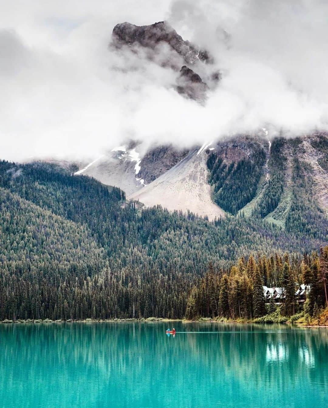 Discoveryさんのインスタグラム写真 - (DiscoveryInstagram)「A peaceful canoe takes journey across Emerald Lake, located at Yoho National Park in eastern British Columbia, Canada. 📸 by Stevin Tuchiwsky (@stevint) . . . . #photography #photooftheday #explore #naturephotography #nature #potd #travelIG #wow #natureIG #explore #travelgram #YohoNationalPark #BritishColumbia #Canada #EmeraldLake」8月17日 23時34分 - discovery
