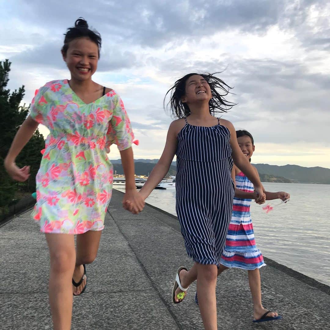 のインスタグラム：「走ってるだけなのにかわいい笑顔の子供達😘♥️♥️ #夏休み#summer#歩いて写真」