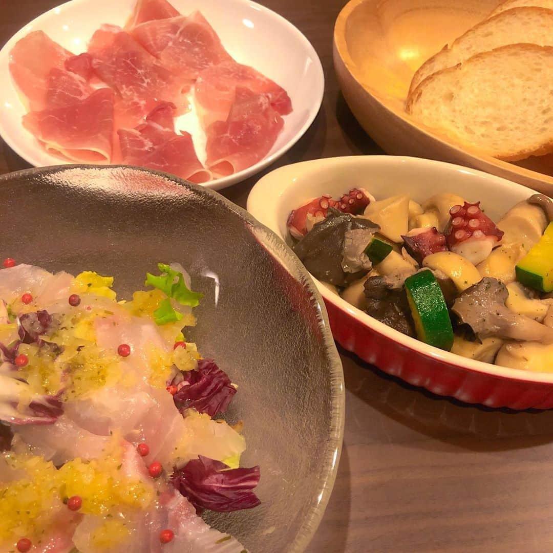 南條早紀のインスタグラム：「お家ごはん🍷 . メニュー🍴 カルパッチョとかアヒージョとか ワインに合うおつまみ🍷笑 （追いパスタ） . #カルパッチョ らっきょとオリーブオイルで作る ソースにハマってる🙄 野菜ももりもり食べられる！ #ピンクペッパー #優秀 . #アヒージョ 市販のアヒージョの素の美味しさ凄まじい。 . たことキノコで作るのがお気に入り💓 残ったソースで作るパスタ美味しい。 . 家でおつまみつまみながら ちまちまお酒飲むの好き🥺🍷 . . #おうちごはん #ワイン好き #洋食 #飲兵衛 #夕飯 #おつまみ #ワイン #自炊 #久しぶり #野菜たっぷり #オリーブオイル #大量 #🙄」