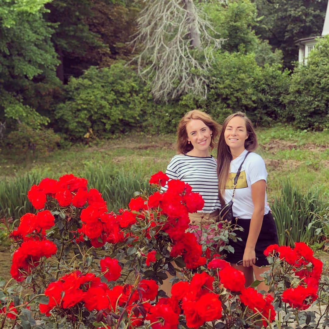 エレーナ・グレボワのインスタグラム：「Среди цветов 🌺🥀」