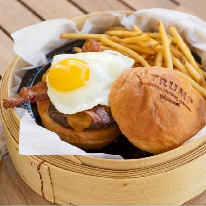 Trump Waikikiさんのインスタグラム写真 - (Trump WaikikiInstagram)「Introducing our popular Trump burger and fries.  #trumpwaikiki #WaioluOceanCuisine #InfinityPool #lunchmenu #sirloinpatty #hamburger #sunysideupegg #lemonade 目玉焼き、ベーコン、チェダーチーズを肉厚のサーロインパテに載せました。このボリューミーな”陰陽バーガー”は、ワイオル・オーシャン・キュイジーヌとインフィニティプールで午前11時から午後6時までお楽しみいただけます。 #トランプワイキキ #5つ星ホテル  #ワイオルオーシャンキュイジーヌ #インフィニティプール #プールサイドバー #ハンバーガー ＃ランチ」8月17日 23時37分 - trumpwaikiki