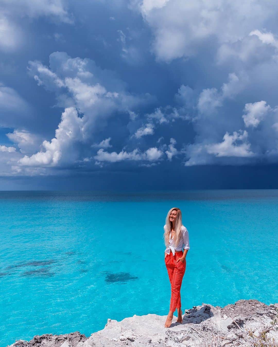 サシャ・カリスのインスタグラム：「Have you ever noticed the crackle in the air, minutes before a big storm rolls through? Is it the kind of chill that makes you excited or nervous? Or maybe both?  Outfit by @modaposa 💦」