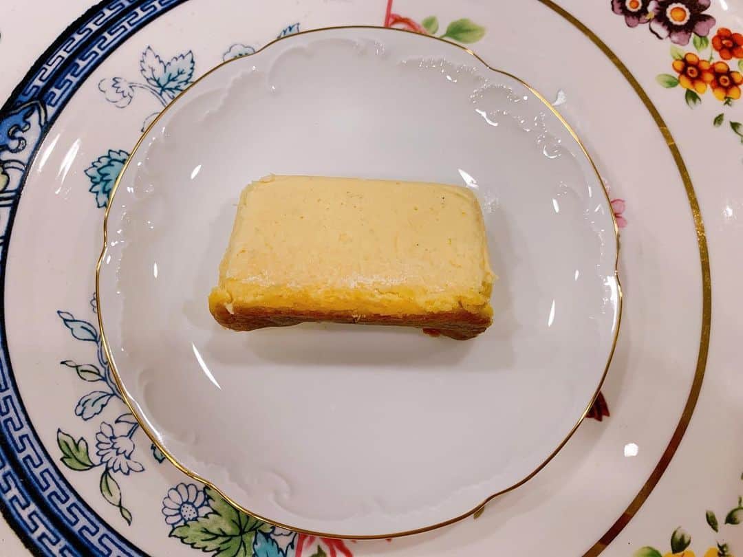 野崎萌香さんのインスタグラム写真 - (野崎萌香Instagram)「ずっと食べてみたかった 一流シェフが作る 人生最高のチーズケーキ「Mr.CHEESECAKE」♥️❤️♥️ . . .  噂で美味しいとは聞いていたけれど こんなにも美味しいとは🥺❣️👏 . . .  甘さ控えめなのが お好みの人は 冷凍状態がおすすめ。  アイスケーキみたいで 美味しいよ🤗🍨 . . .  私が一番おすすめの食べ方は 半解凍👻  中心部分はひんやりと冷たくて 周りはびっくりするほど滑らかで そのコントラストが 病み付きになります🧀 . . . 完全解凍は ブリュレの様な滑らかさと ふわふわさの食感に感動✨ 下地のクッキーが感じられて そこがまた、 いいアクセントになっていて 1番甘さと香りが引き立ちます🍪❣️ . . .  お気に入りのお取り寄せグルメ🥰  日曜日、月曜日だけの販売になっているんだって❣️ . . .  詳しくはミスターチーズケーキで調べてみてね♥️♥️♥️ #ミスターチーズケーキ  #トーキョーチーズケーキ @tam30929  @mr.cheesecake.tokyo」8月17日 23時48分 - moeka_nozaki