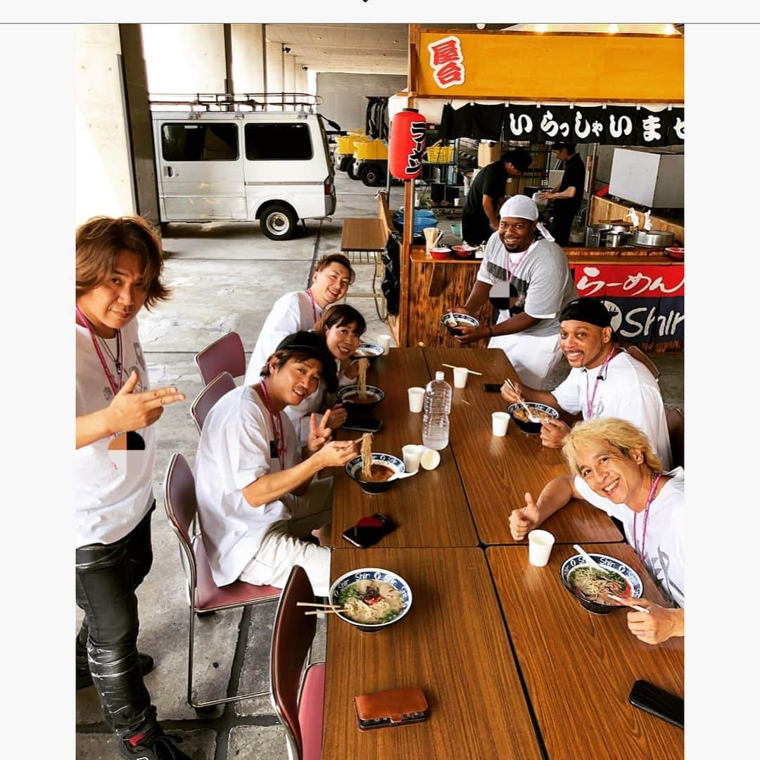 マサ小浜さんのインスタグラム写真 - (マサ小浜Instagram)「本番前に SHOKICHI BANDで  博多ラーメン shin shin のケータリングをいただきました！  #Underdogg #Underdoggtour #博多 #hakata #博多の夏 #shinshin #ラーメン #博多ラーメン #ramen」8月17日 23時42分 - masakohama1