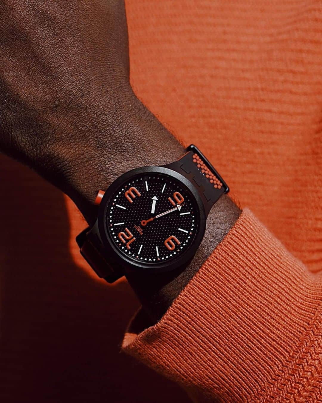 のインスタグラム：「Happy Saturday! 🧡🦐🍊 Thanks @codolipranne for sharing this #SwatchBIGBOLD moment!」