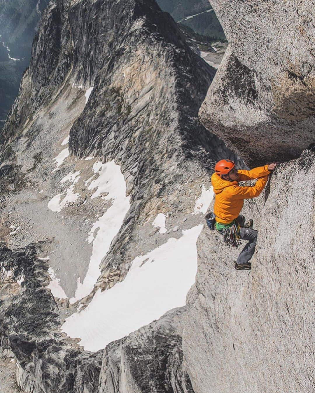 ジミー・チンさんのインスタグラム写真 - (ジミー・チンInstagram)「It’s @alexhonnold’s birthday. He once told me he preferred that everything he owns could fit in his van. That is to say he doesn’t need anymore stuff. So if you want to give him a gift, donate the money towards his foundation @honnoldfoundation. They do good work in providing solar energy in places of need. Link in stories. Happy birthday Alex!」8月17日 23時44分 - jimmychin