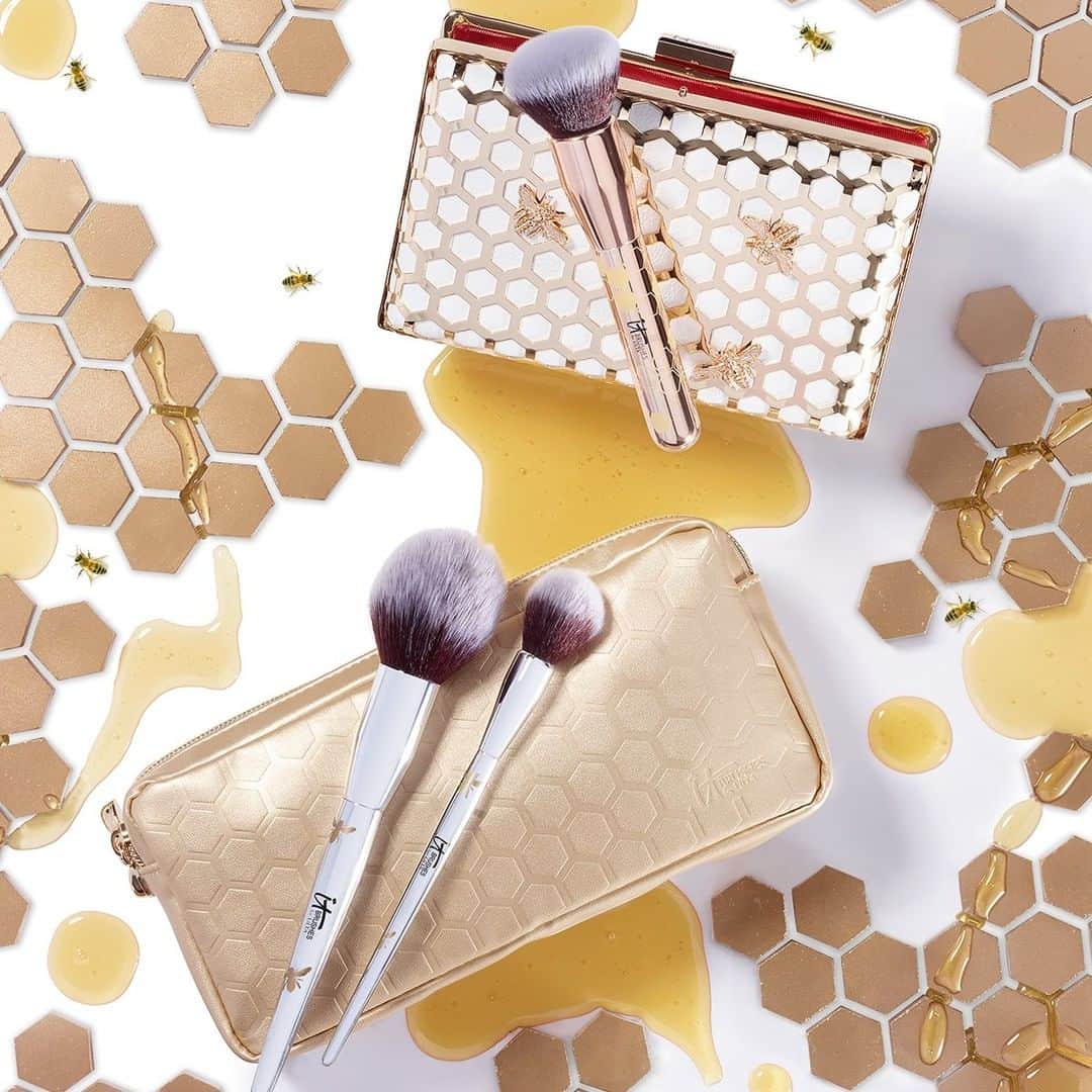 ULTA Beautyさんのインスタグラム写真 - (ULTA BeautyInstagram)「Uh-huh, honey 🍯 Shop these beeautiful @itcosmetics IT Brushes for Ulta this #NationalHoneyBeeDay and feel good knowing you're helping support conservation efforts 🐝 #ultabeauty」8月17日 23時45分 - ultabeauty