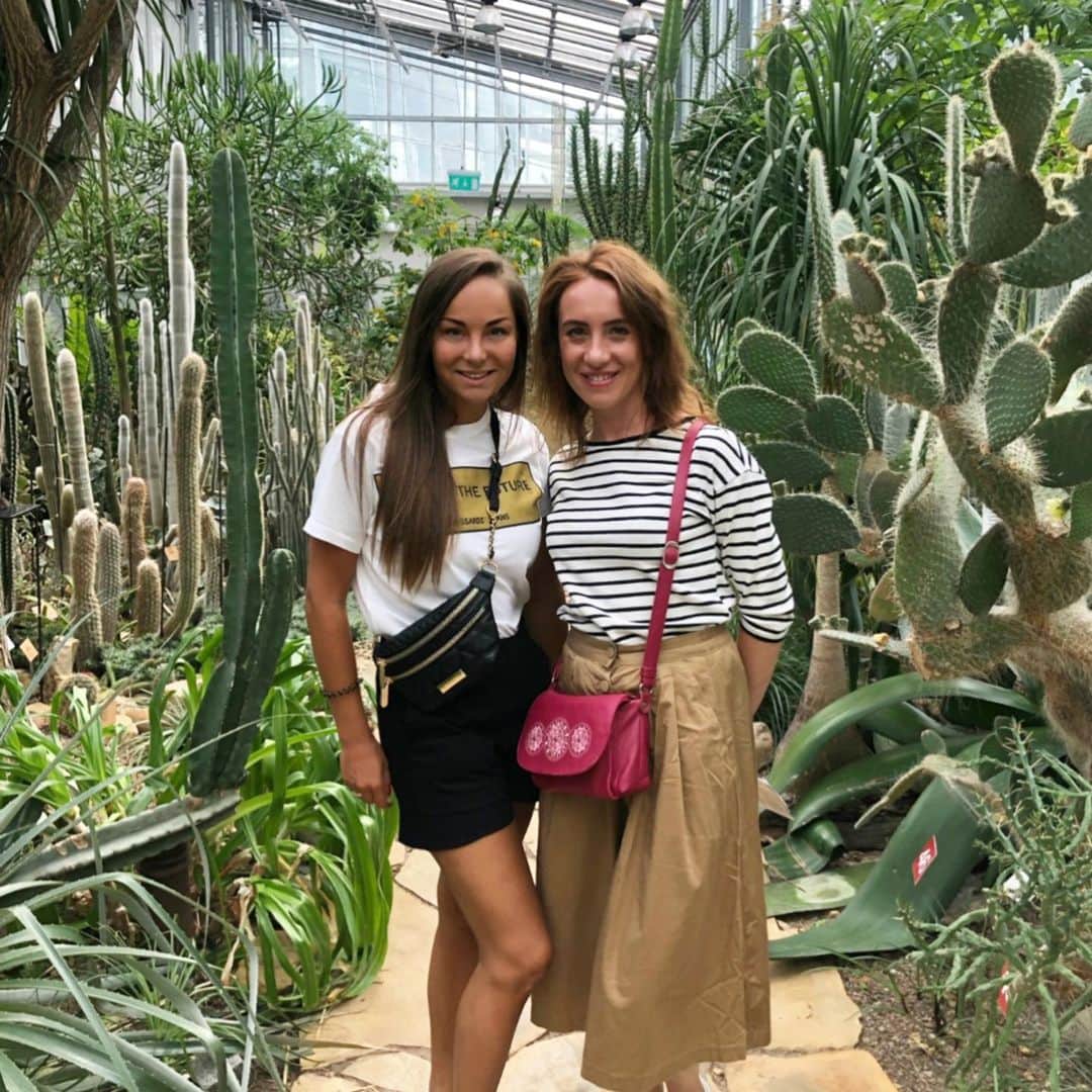 エレーナ・グレボワのインスタグラム：「Среди кактусов 🌵」