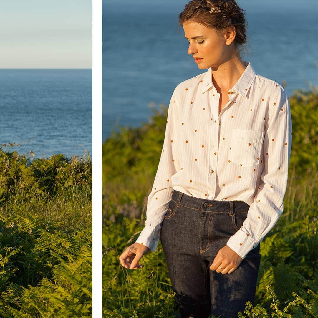 ベンシモンのインスタグラム：「Week-end prolongé en bord de mer avec notre chemise Azalée 🌊 Découvrez notre nouvelle capsule aux allures bohème en ligne et dans nos boutiques! (lien dans la bio) 🇬🇧 Long weekend and feet in the water 🌊 Discover our new capsule online and in our shops! (Link in bio) #Bensimon #summer」