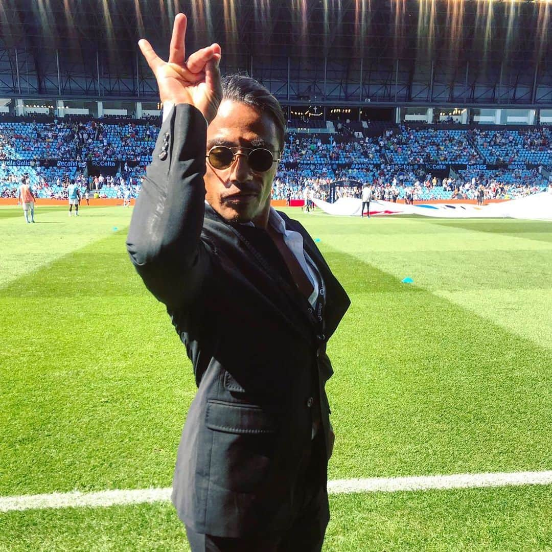 LFPさんのインスタグラム写真 - (LFPInstagram)「Adding a bit of Salt (Bae) to the start of the #LaLigaSantander season! 🧂 #HolaLaLigaSantander • #SaltBae #LaLiga #LaLigaSantander #Celta #Balaidos #RealMadrid」8月17日 23時52分 - laliga