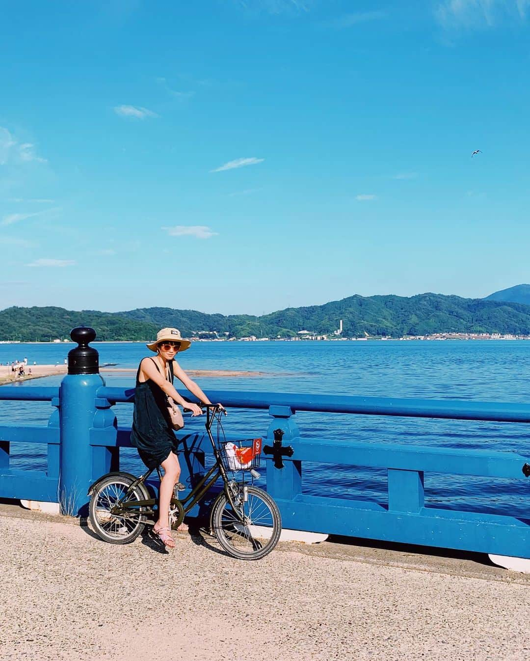 宮城舞さんのインスタグラム写真 - (宮城舞Instagram)「昨日は自転車で 今日は朝から徒歩で散歩🚶‍♀️ 最高すぎて 3枚目は最高具合を息子に伝えてるところw 朝から知恩寺に参拝しにいき おみくじ引いたら"大吉"だった🤘🏻 パワーチャージ完了🙋🏻‍♀️ #天橋立 #知恩寺 #今日から大阪入り」8月18日 0時05分 - mai_miyagi