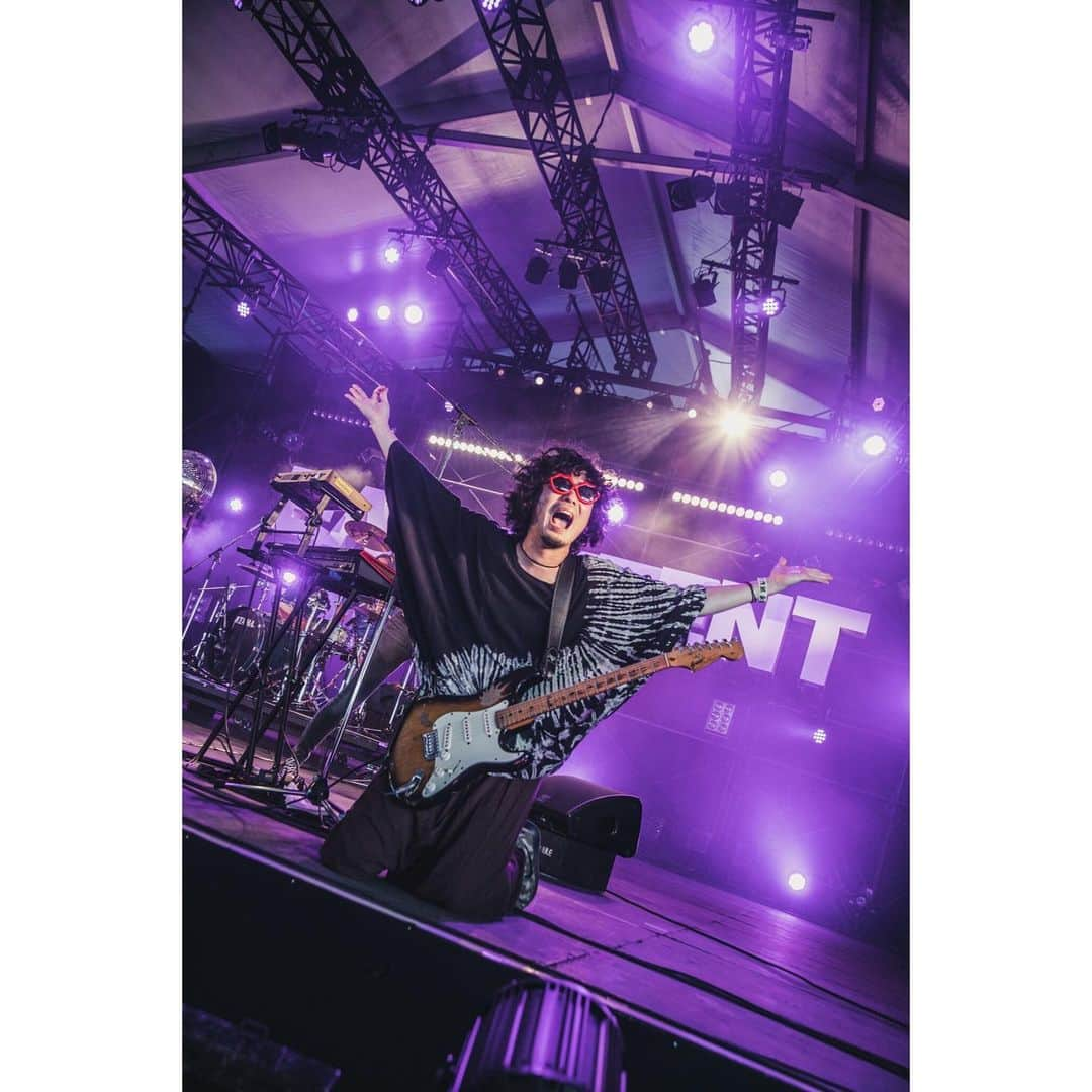 石毛輝さんのインスタグラム写真 - (石毛輝Instagram)「RISING SUN ROCK FESTIVAL 2019 in EZOありがとうございました！  4年ぶりのライジング、本当に楽しかった。 北の大地のみんながどれだけ音楽が好きか知ってるから今日の盛り上がりは本当に嬉しかったよ。  ステージ上でも言ったけど楽しい感情が積み重なると感動になるんだなって実感してめちゃくちゃエモくなった。 また必ず北海道に帰ってくるのでよろしくね！ . . 📸 @nekoze_photo . . #thetelephones  #RSR19」8月17日 23時59分 - akiraishige