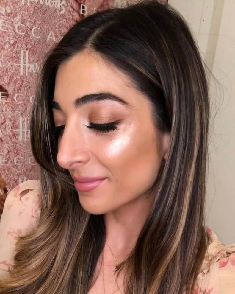 BECCAさんのインスタグラム写真 - (BECCAInstagram)「@Amelialiana flaunting an effortlessly radiant look, courtesy of @nikki_makeup. Discover the iconic #BECCAGlow with our Glow Vault set of highlighters, exclusively at @harrodsbeauty」8月18日 0時00分 - beccacosmetics