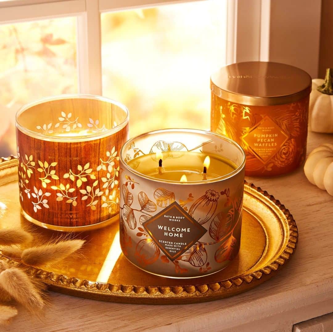 Bath & Body Worksさんのインスタグラム写真 - (Bath & Body WorksInstagram)「20 NEW Fall Candles just dropped in stores TODAY! 😍🍁🙌 Tell us below 👇 what does Fall smell like to you?!」8月18日 0時00分 - bathandbodyworks