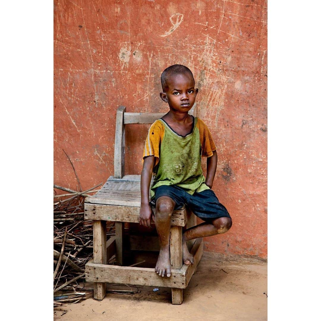 スティーブ・マカリーさんのインスタグラム写真 - (スティーブ・マカリーInstagram)「A friend's son at home, #Jinka, #Ethiopia, 2012.」8月18日 0時00分 - stevemccurryofficial