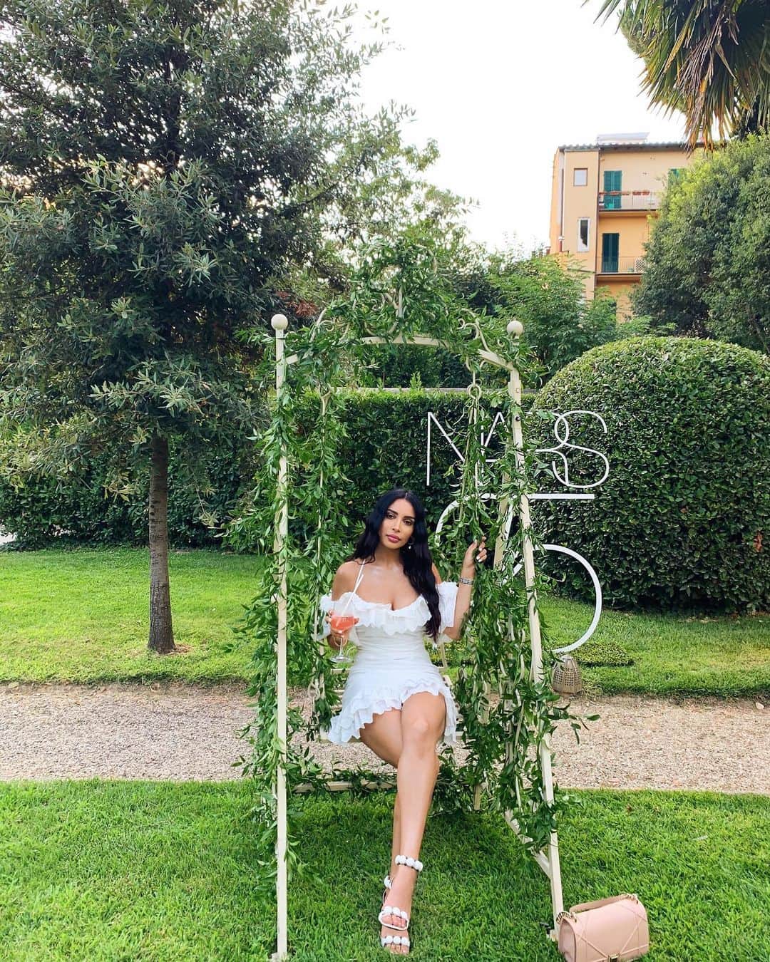 sananasのインスタグラム：「Cheers🍸 Quoi de prévu aujourd’hui mes ananas ? Une surprise nous attend aujourd’hui j’ai hâte ! Je vous montrerai tout en Story 😉😘 Vous avez vu ma dernière vidéo ? Le lien est dans la bio ! . #Italie #Florence #Narsissist」