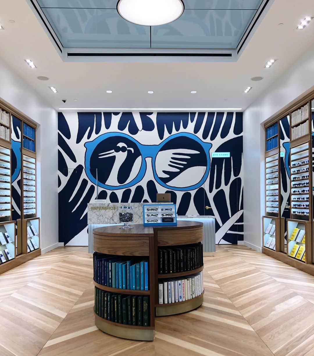 のインスタグラム：「Our first store in Orlando is finally here! The doors are open at our newest location in @themallatmillenia complete with our full collection of frames, treats by @orlan_dough, and free enamel pins from artist @tywillyums—stop by! 🎉 (📍4200 Conroy Road Orlando, FL 32839 Monday–Saturday: 10:00 a.m.–9:00 p.m. Sunday: 11:00 a.m.–7:00 p.m.)」