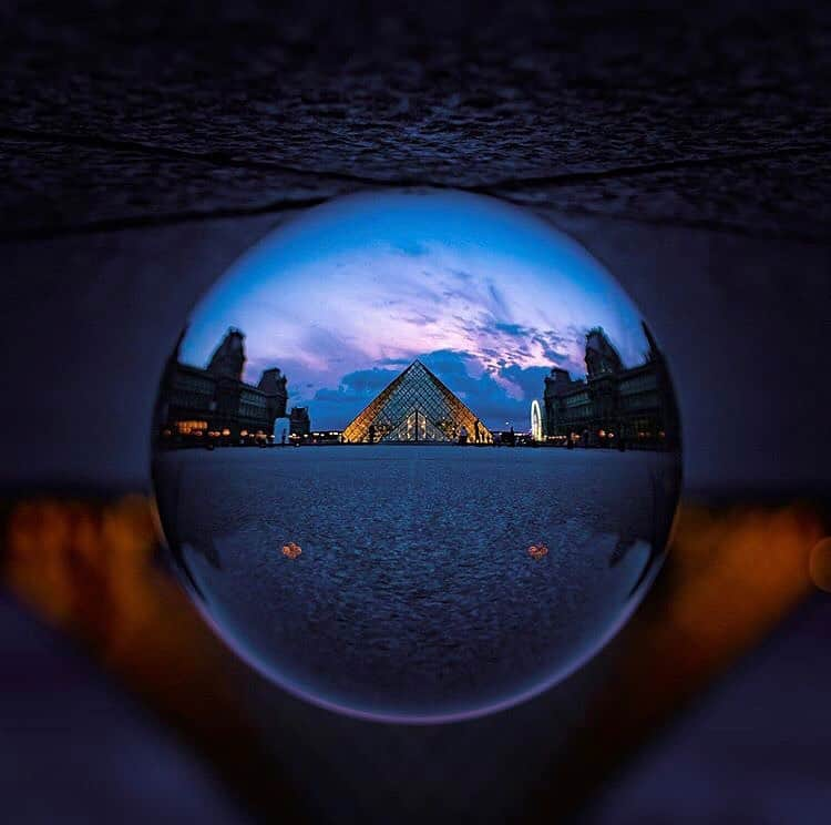 ルーブル美術館さんのインスタグラム写真 - (ルーブル美術館Instagram)「. 🇫🇷 Envoûtante pyramide... 🔺 Félicitations à @bonjourph0t0 pour cette belle prise de nuit ! - 📸 Vous aussi, partagez vos plus belles photos en mentionnant #Louvre ou #MuséeDuLouvre. Nous en partageons une chaque fin de semaine. - - - - 🌍 Enchanting pyramid... 🤩 Congrats @bonjourph0t0 for this great shot at night! - 📸 You too, share your best pictures using #Louvre or #LouvreMuseum. We will repost one every weekend. . . . #30ansPyramide #PyramideDuLouvre #LouvrePyramid #Pei #IeohMingPei」8月18日 0時04分 - museelouvre