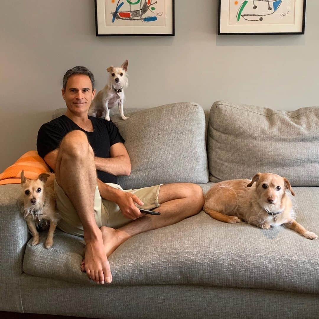 ブラッド・ゴレスキーさんのインスタグラム写真 - (ブラッド・ゴレスキーInstagram)「The Gary with the pups. 🐶🐶🐶 #adoptdontshop #saturdaymorning #cleartheshelters」8月18日 0時04分 - bradgoreski
