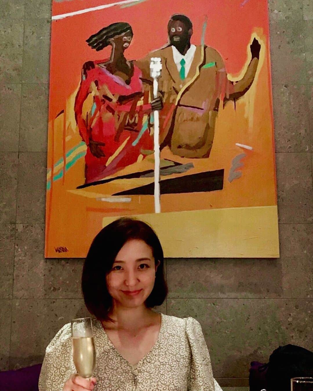 石原亜弥のインスタグラム：「🍾 謎の夫婦漫才的な絵の前で乾杯 ・ ・ #白金台 #ザテンダーハウス」