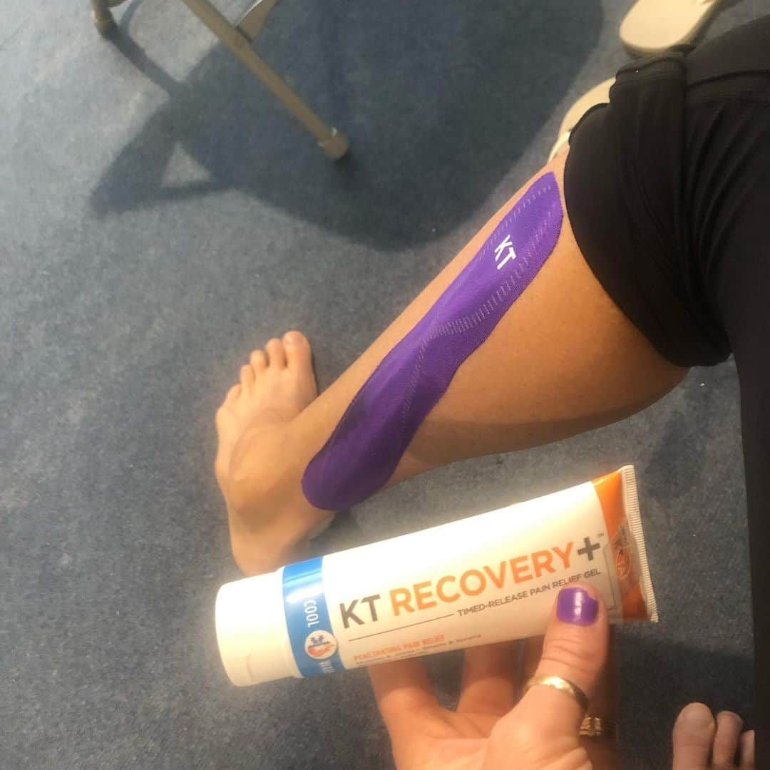 ケリー・ウォルシュ・ジェニングスさんのインスタグラム写真 - (ケリー・ウォルシュ・ジェニングスInstagram)「Sincerely loving & appreciating this @kttape #painrelief gel 🥰 that goes on over OR under the tape. Pretty dope 👊 I also appreciate the more natural ingredients ✌️ the hippie in me likes this (📸 @moscow_packer )」8月18日 0時07分 - kerrileewalsh