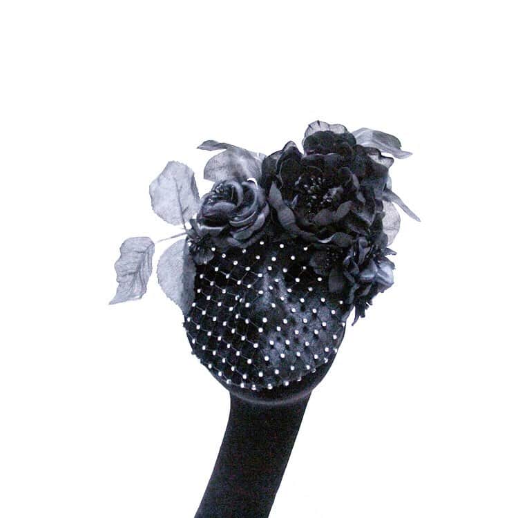ピアーズアトキンソンさんのインスタグラム写真 - (ピアーズアトキンソンInstagram)「"Deep in their roots, all flowers keep the light" - #theadoreroethke | #🌌 Les Fleurs de la Nuit a puma black velvet mask with crocodylus niloticus tears #💧#piersatkinson #couture #handmade #bespoke #mask⁠ #masquerade #black #noir #🖤」8月18日 0時09分 - piersatkinson