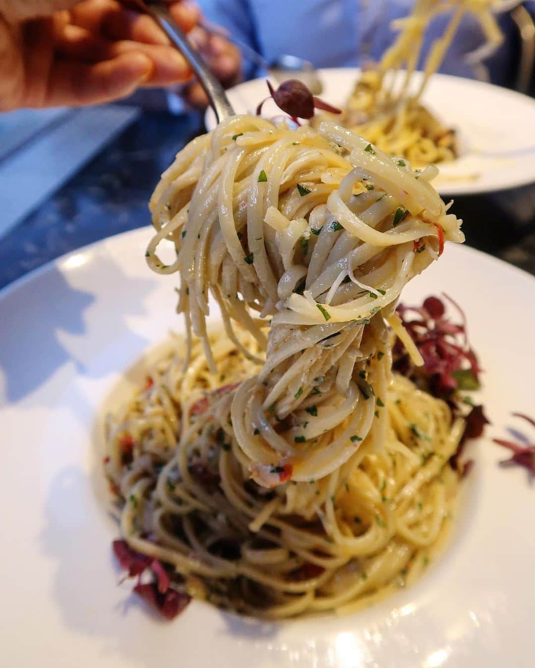 Eat With Steph & Coのインスタグラム：「This freaking crab linguine from @latagliata_london_ was so 👏🏼 damn 👏🏼 good 👏🏼 I’m 1000% recommending it to you all!!!! 📷 @verna.banana #invite #italianfood #italian #pasta #seafood #crab #linguine #closeup #noodlepull #delicious #recommended」