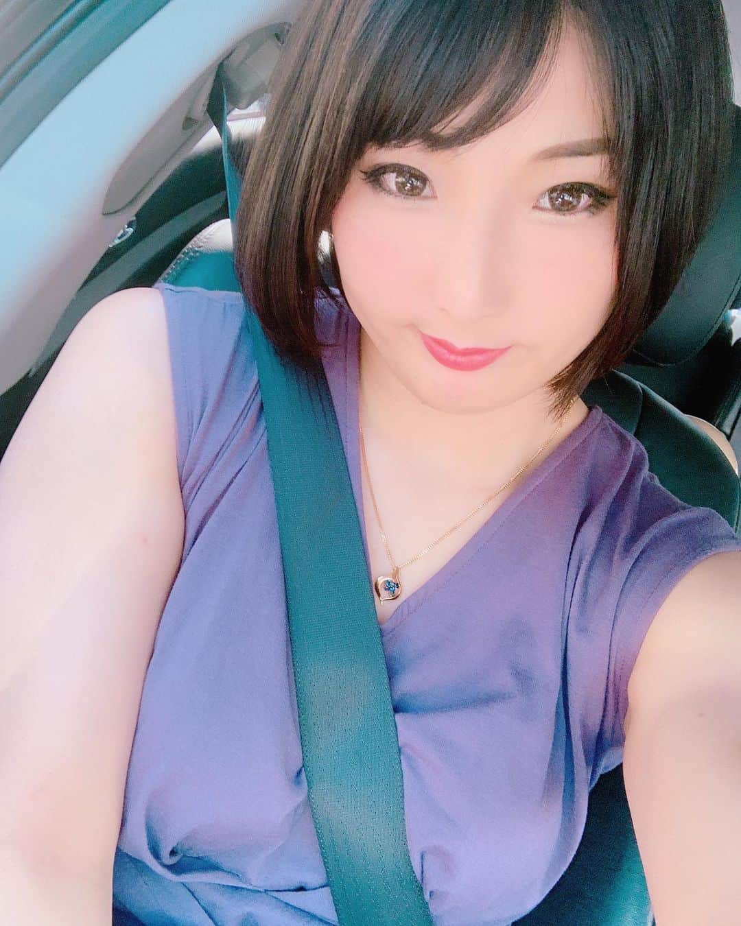 のインスタグラム：「松澤さんがくれたサファイアのネックレス💎 貰った時はまだ私にはちょっと大人っぽすぎるかなぁと思ってたのですが、普通ですね🙂笑 20代がもうすぐ終わってしまう🤢🤢🤢」