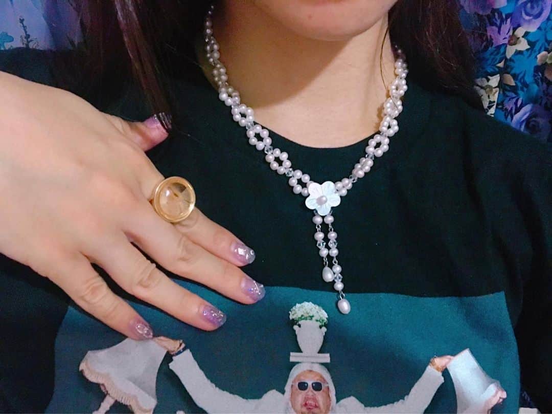 ぱいぱいでか美さんのインスタグラム写真 - (ぱいぱいでか美Instagram)「お母さんのお下がりのネックレスかわいいから見て。 指輪はCrayme,です❤︎ ꙳ #necklace #お母さんのおさがり #ring #crayme #tshirt #くっきー さん #俺はインスタグラマーになりてぇ ꙳ 月例トークイベントで自慢したネックレスを インスタグラムでも自慢するぜ！ この前実家帰った時にお母さんからおさがりもらった！ なんか最近メルカリにはまってるみたいで 出品しようとしてたからもらった。笑 他にもいっぱいもらった！ありがとう！ 大事にします❤︎また載せよーっと❤︎❤︎ 指輪は大好きなCrayme,！服もアクセも可愛いんじゃ。 Tシャツは去年買ったくっきーさんの！ . ps 激辛ラーメンはまじで辛い #有吉反省会 見てくださった方ありがとうございました！ ほんとに辛いからあれ。 もうカライっていうかツライ。」8月18日 0時17分 - paipaidekami