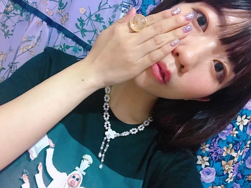 ぱいぱいでか美のインスタグラム：「お母さんのお下がりのネックレスかわいいから見て。 指輪はCrayme,です❤︎ ꙳ #necklace #お母さんのおさがり #ring #crayme #tshirt #くっきー さん #俺はインスタグラマーになりてぇ ꙳ 月例トークイベントで自慢したネックレスを インスタグラムでも自慢するぜ！ この前実家帰った時にお母さんからおさがりもらった！ なんか最近メルカリにはまってるみたいで 出品しようとしてたからもらった。笑 他にもいっぱいもらった！ありがとう！ 大事にします❤︎また載せよーっと❤︎❤︎ 指輪は大好きなCrayme,！服もアクセも可愛いんじゃ。 Tシャツは去年買ったくっきーさんの！ . ps 激辛ラーメンはまじで辛い #有吉反省会 見てくださった方ありがとうございました！ ほんとに辛いからあれ。 もうカライっていうかツライ。」