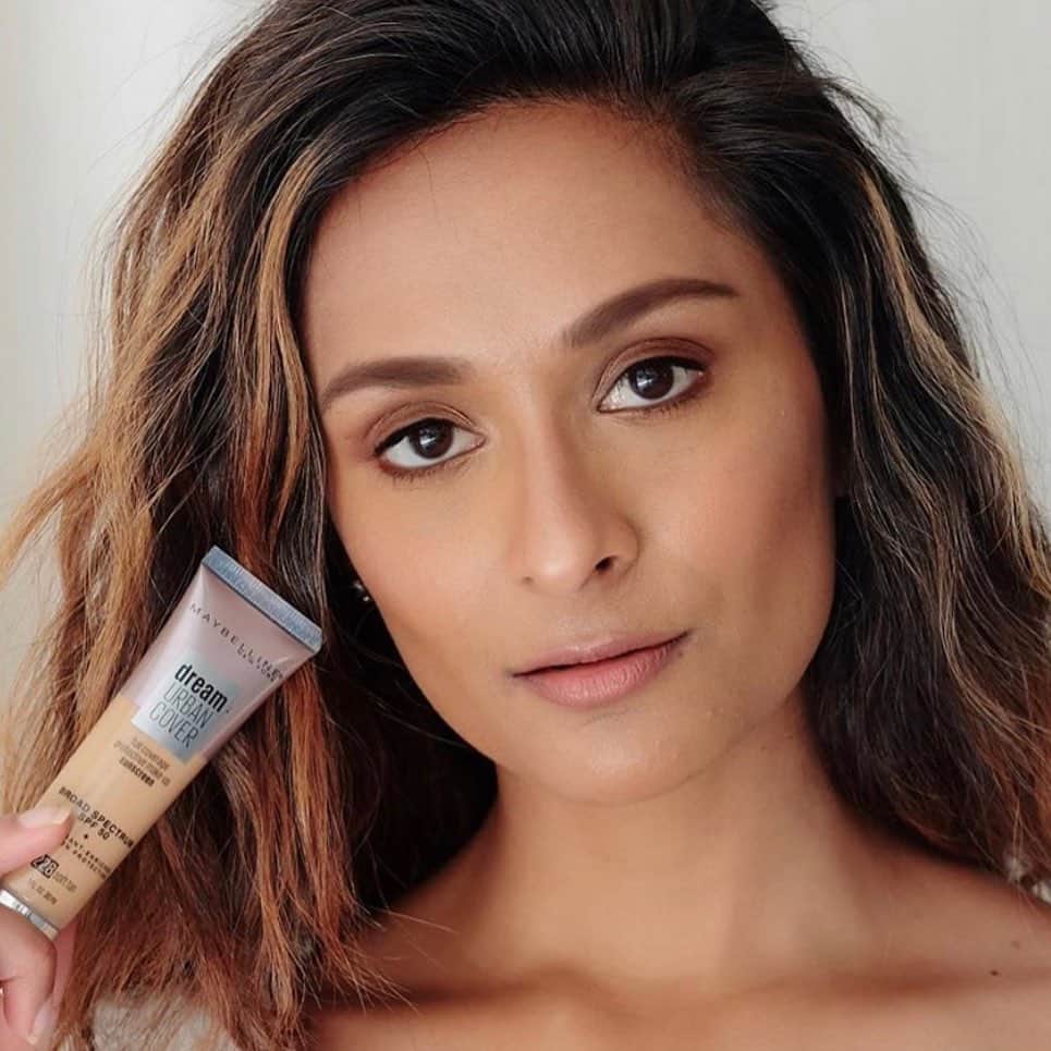 Maybelline New Yorkさんのインスタグラム写真 - (Maybelline New YorkInstagram)「Loving @hetall_patell’s fresh face look! She’s wearing #dreamurbancover foundation in the shade in 'soft tan'. #mnyitlook」8月18日 0時19分 - maybelline