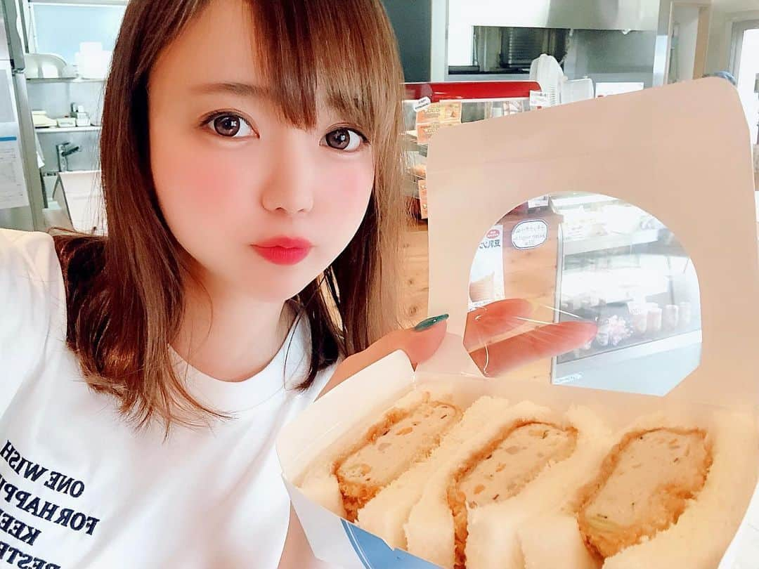 鎌田紘子さんのインスタグラム写真 - (鎌田紘子Instagram)「撮影の時の、合間に食べた、美味しすぎたやつ。  強羅駅、銀かつ工房にある、豆腐バーグかつサンド。サックサクのふわっふわだったyo  #サンドイッチ #銀カツ工房 #銀かつ工房 #銀カツサンド #強羅 #豆腐バーグかつサンド #豆腐バーグ #かつサンド #富士屋ホテルpicot #米油100 #もち豚 #もち豚サンド #強羅グルメ #鎌グルメ」8月18日 0時21分 - hirokokamata12