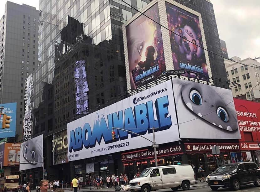 クロエ・ベネットさんのインスタグラム写真 - (クロエ・ベネットInstagram)「Look ma! We’re in Time Square for both @abominablemovie & @agentsofshield that’s cool. 🤓😎」8月18日 0時21分 - chloebennet