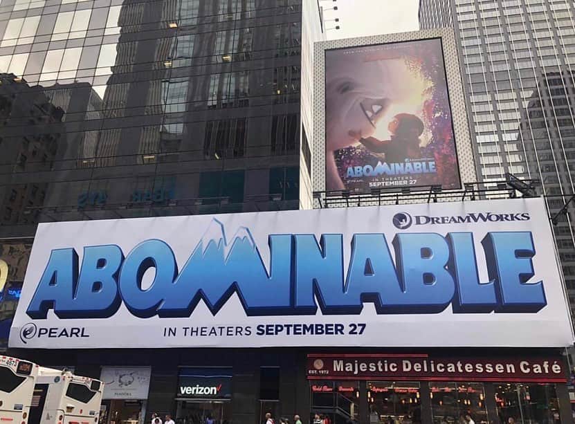 クロエ・ベネットのインスタグラム：「Look ma! We’re in Time Square for both @abominablemovie & @agentsofshield that’s cool. 🤓😎」