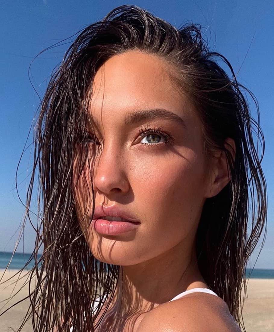 CLARINSさんのインスタグラム写真 - (CLARINSInstagram)「All about @edenbristowe’s sun-kissed glow by @ashleapenfold using our Glow 2 Go blush and highlighter stick! #ClarinsMakeup」8月18日 0時22分 - clarinsusa
